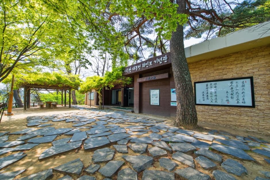 Songjiho turns the route back toward leisure