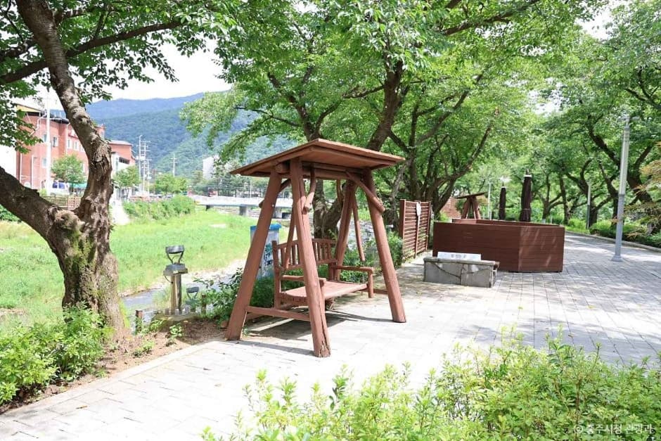 Official VisitKorea image of Suanbo footbath in Chungju